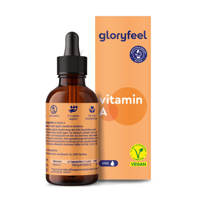 Eine Flasche Vitamin-A-Tropfen der gloryfeel GmbH mit Pipettenverschluss wird neben der leuchtend orangefarbenen Verpackung präsentiert, die deutlich mit „Vitamin A“ und „Vegan“ beschriftet ist und Symbole enthält, die die Vorteile als reichhaltige Retinolquelle hervorheben.