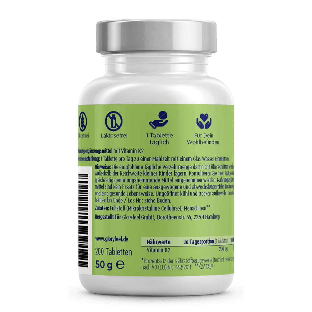 Eine Flasche Vitamin K2 Tabletten der gloryfeel GmbH, gekennzeichnet als Nahrungsergänzungsmittel, trägt ein grünes Etikett auf strahlend weißem Hintergrund. Darauf sind Dosierung und Inhaltsstoffe aufgeführt, darunter auch Menachinon-7.