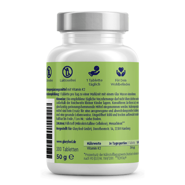 Eine Flasche Vitamin K2 Tabletten der gloryfeel GmbH, gekennzeichnet als Nahrungsergänzungsmittel, trägt ein grünes Etikett auf strahlend weißem Hintergrund. Darauf sind Dosierung und Inhaltsstoffe aufgeführt, darunter auch Menachinon-7.
