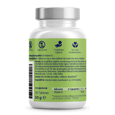 Eine Flasche Vitamin K2 Tabletten der gloryfeel GmbH, gekennzeichnet als Nahrungsergänzungsmittel, trägt ein grünes Etikett auf strahlend weißem Hintergrund. Darauf sind Dosierung und Inhaltsstoffe aufgeführt, darunter auch Menachinon-7.