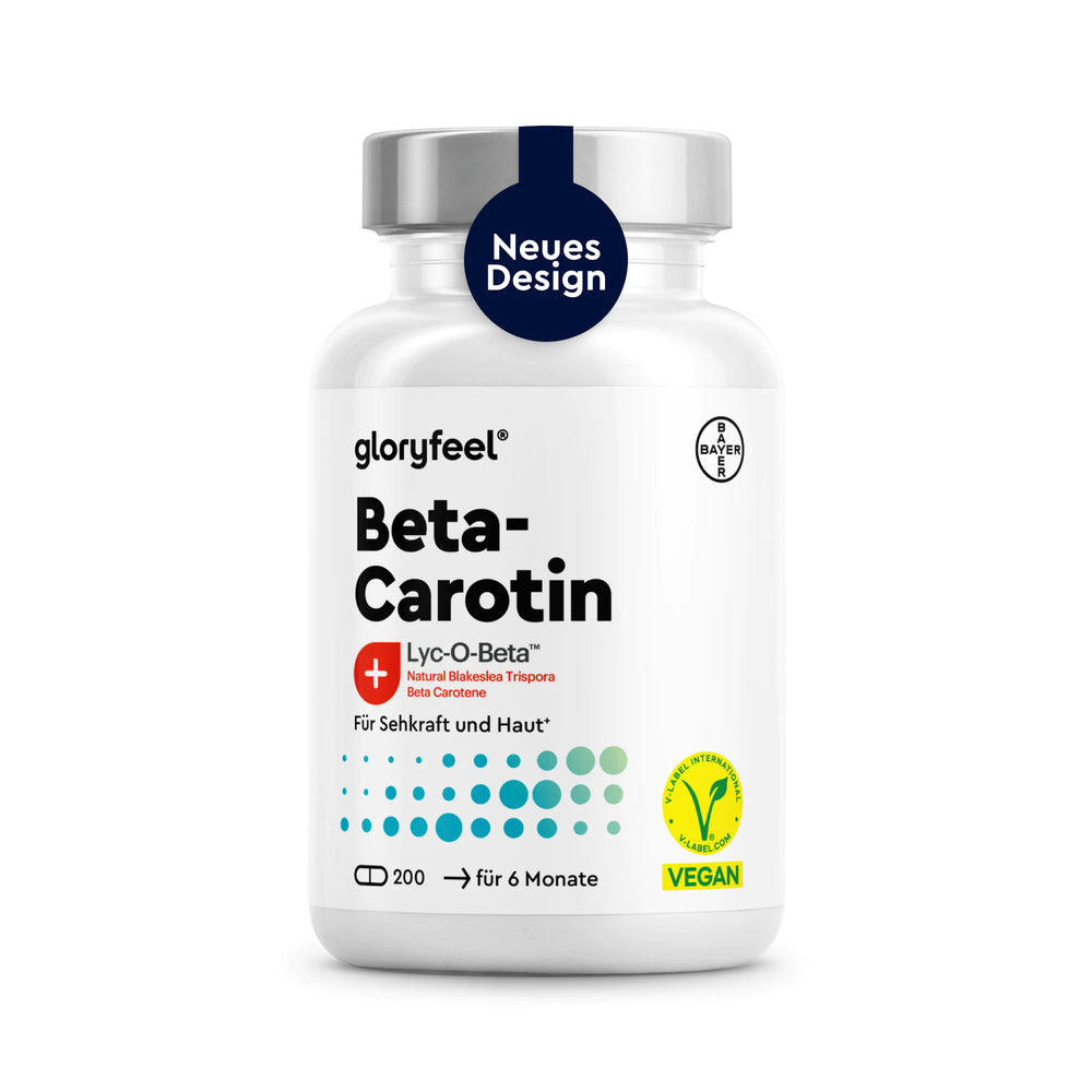 Eine weiße Flasche mit der Aufschrift „GLORYFEEL Beta-Carotin Kapseln“ (Nahrungsergänzungsmittel), versehen mit Symbolen für „vegan“ und „200 Kapseln“ sowie einem Aufkleber mit der Aufschrift „Neues Design“ auf dem Deckel.