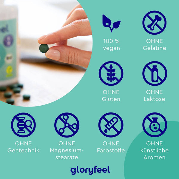 Eine Hand hält eine grüne Spirulina-Pille neben einer Flasche mit der Aufschrift „Bio Spirulina Tabletten“ der Gloryfeel GmbH und hebt hervor, dass die Tabletten zu 100 % vegan und frei von Gelatine, Gluten, Laktose, Gentechnik, Magnesiumstearat, künstlichen Farb- oder Geschmacksstoffen sind.