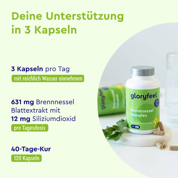 Eine Flasche Brennnessel-Kapseln der gloryfeel GmbH steht auf einem Tisch, daneben liegen Blätter und Kapseln, auf denen ein deutscher Text mit Angaben zu Dosierung und Inhaltsstoffen steht.