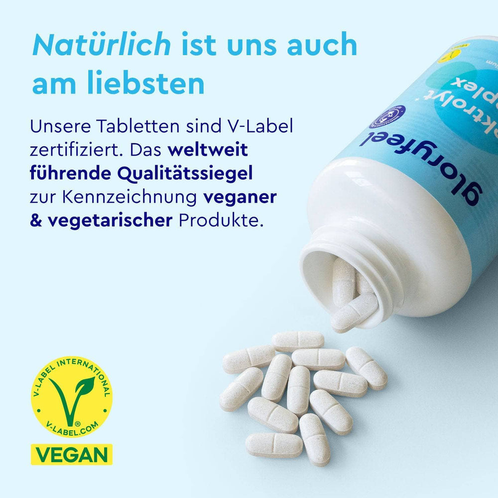 Aus einer geöffneten Flasche Elektrolyte Tabletten der gloryfeel GmbH verschütten sich Tabletten auf einer Oberfläche. Der deutsche Text hebt die vegane Zertifizierung der Marke und die V-Label-Empfehlung für vegane und vegetarische Produkte hervor.