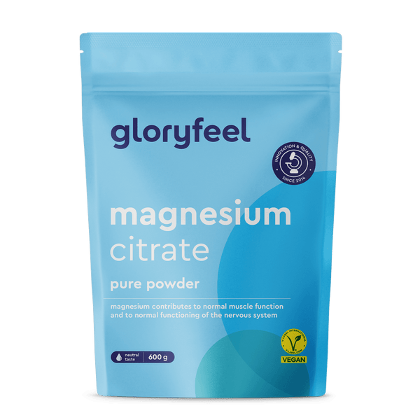 Ein blauer, wiederverschließbarer 600-g-Beutel Magnesium Citrat Pulver der gloryfeel GmbH, vegan, unterstützt eine schnelle Magnesiumaufnahme und trägt zur Aufrechterhaltung der normalen Muskel- und Nervensystemfunktion bei.