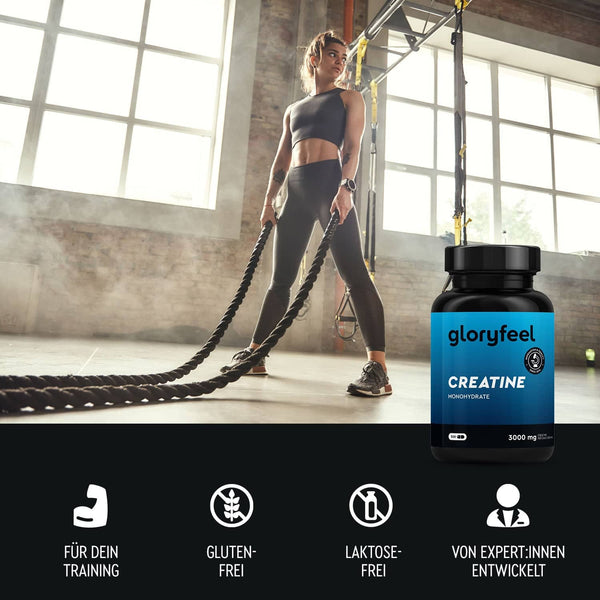 Eine Frau trainiert mit Kampfseilen in einem Fitnessstudio; im Vordergrund steht eine Flasche der Gloryfeel GmbH Kreatin Kapseln mit Symbolen für verzweigtkettige und essentielle Aminosäuren.