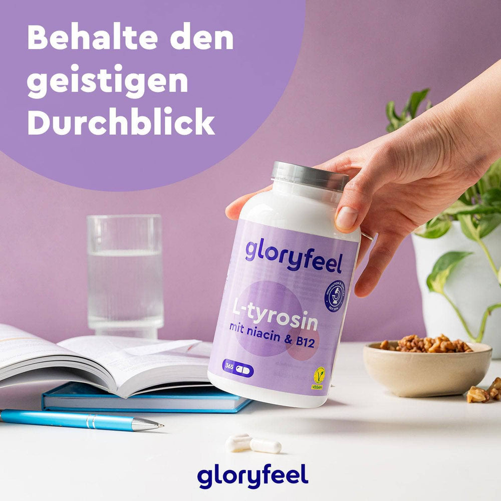 Eine Hand greift nach einer Flasche L-Tyrosin Kapseln der Gloryfeel GmbH, neben einem Glas Wasser und Snacks auf einem Tisch. Der Bildtext lautet: „Behalt den geistigen Durchblick.“.
