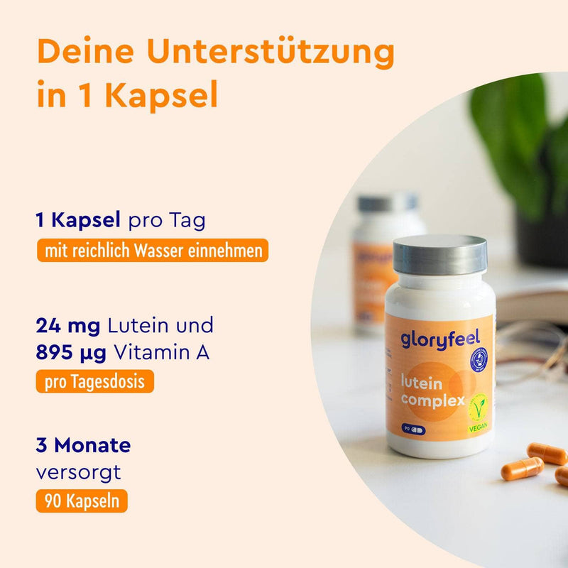 Auf einer weißen Fläche steht eine Flasche Lutein-Kapseln der gloryfeel GmbH, auf der Angaben zur Dosierung und Wirkungsdauer des Nahrungsergänzungsmittels zu sehen sind; im Hintergrund sind einige Kapseln und verschwommene Gegenstände zu sehen.