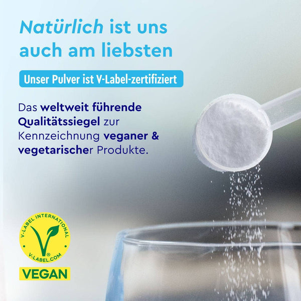 Ein Messlöffel Magnesium Citrat Pulver der gloryfeel GmbH schwebt über einem Glas Wasser. Neben einem deutschen Text, der für das V-Label-zertifizierte vegane und vegetarische Nahrungsergänzungsmittel für Energie und Muskeln wirbt, ist das Logo von V-Label International zu sehen.