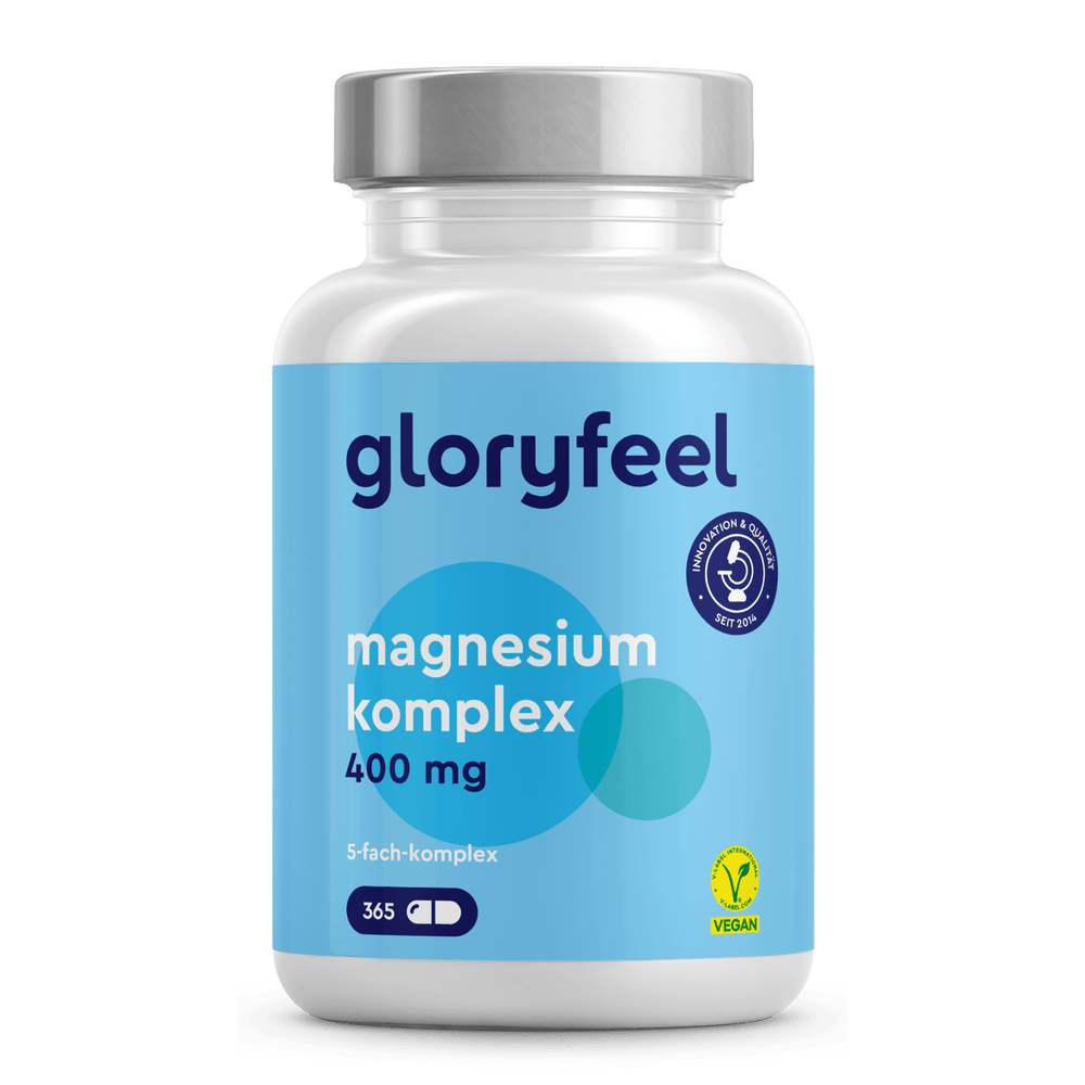 Eine Flasche Magnesium Komplex Kapseln der gloryfeel GmbH mit blauem Etikett weist die Kennzeichnung „365“ Kapseln und die Zertifizierung „Vegan“ auf.