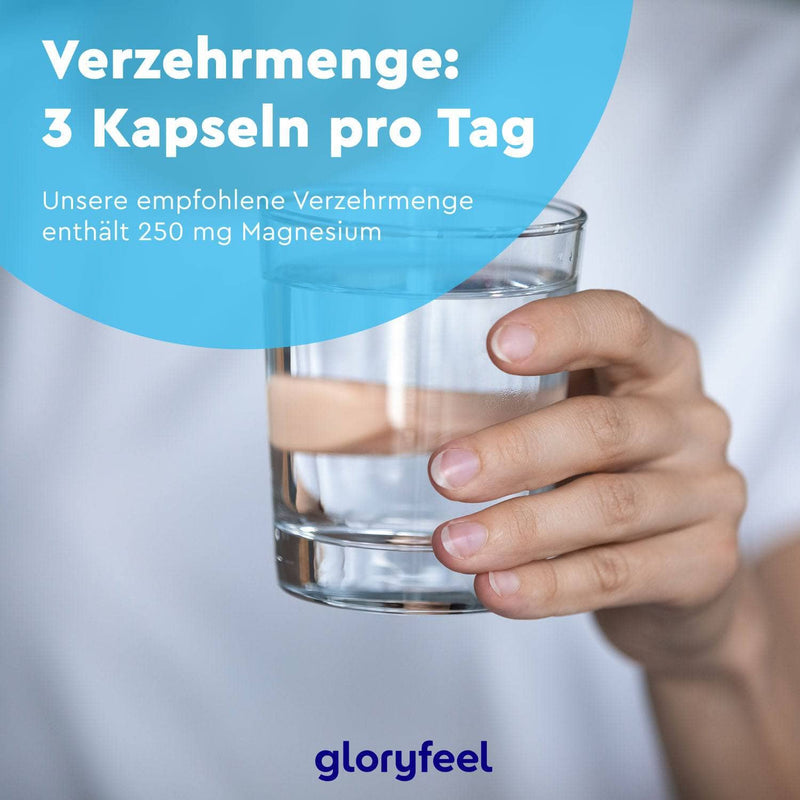 Eine Hand hält ein Glas Wasser, mit Texteinblendung: „Verzehrmenge: 3 Kapseln pro Tag. Empfohlene Tagesdosis enthält 250 mg Magnesium.“ Marke: Gloryfeel GmbH. Produkt: Magnesium Plus Kapseln.