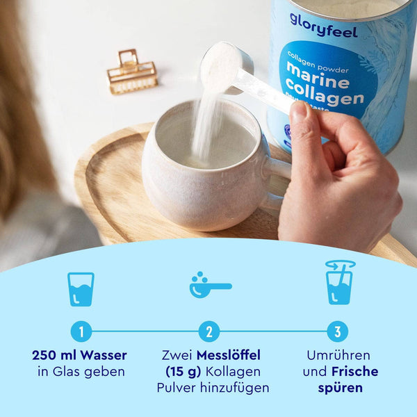 Eine Person gibt Marine Kollagen Pulver von gloryfeel GmbH mit einem Messlöffel in eine Tasse Wasser und befolgt dabei die deutschen Anweisungen zum Mischen und Servieren.
