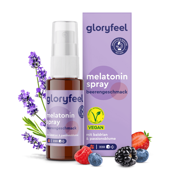 Das Melatonin-Spray mit Beerengeschmack der Gloryfeel GmbH präsentiert auf der Flasche Lavendel- und Passionsblumen-Illustrationen sowie verschiedene Beeren und ist auf der Verpackung als vegan zertifiziert.