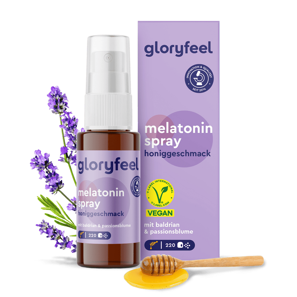 Das Melatonin-Spray der gloryfeel GmbH besticht durch seinen Honiggeschmack mit veganen Zutaten, Baldrian und Passionsblume. Die Verpackung ist mit Lavendel und einem Honiglöffel aus Holz verziert.