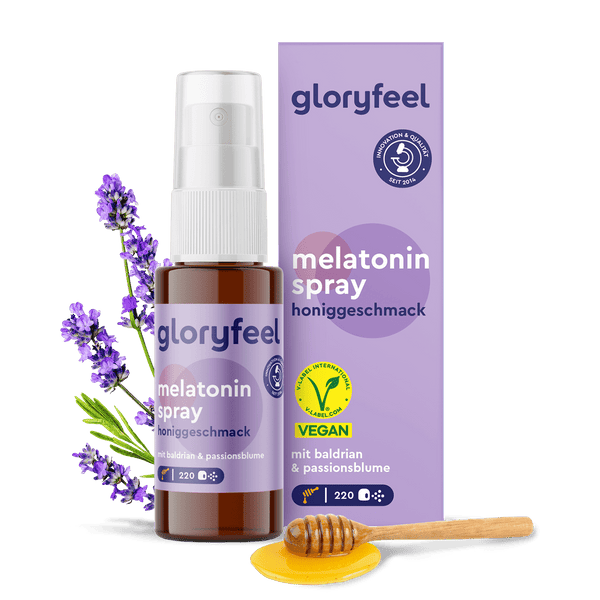 Das Melatonin-Spray der gloryfeel GmbH besticht durch seinen Honiggeschmack mit veganen Zutaten, Baldrian und Passionsblume. Die Verpackung ist mit Lavendel und einem Honiglöffel aus Holz verziert.
