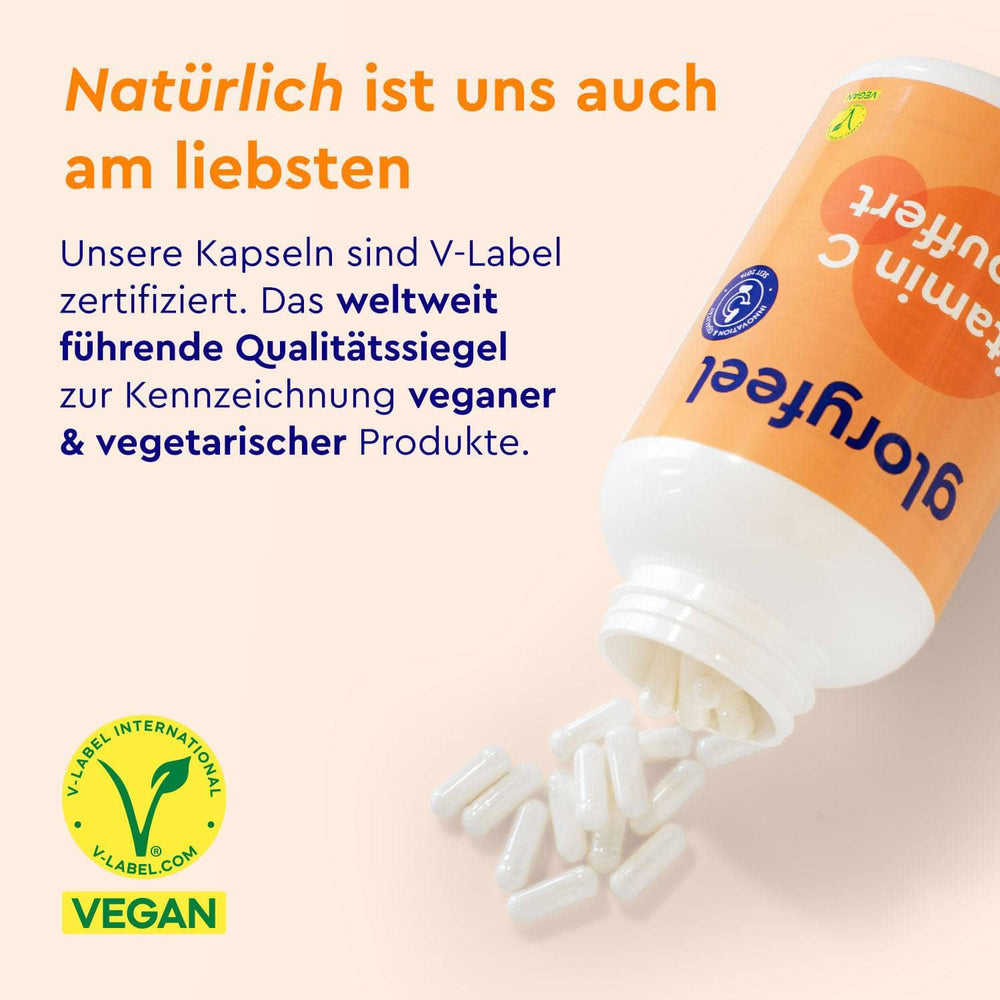 Eine weiße Flasche mit der Aufschrift „gloryfeel GmbH Vitamin C Kapseln gepuffert“ verteilt weiße Kapseln auf einer hellen Oberfläche. Der Text hebt die veganen und vegetarischen Eigenschaften des V-Labels hervor, unten links befindet sich ein grünes V-Label-Logo.