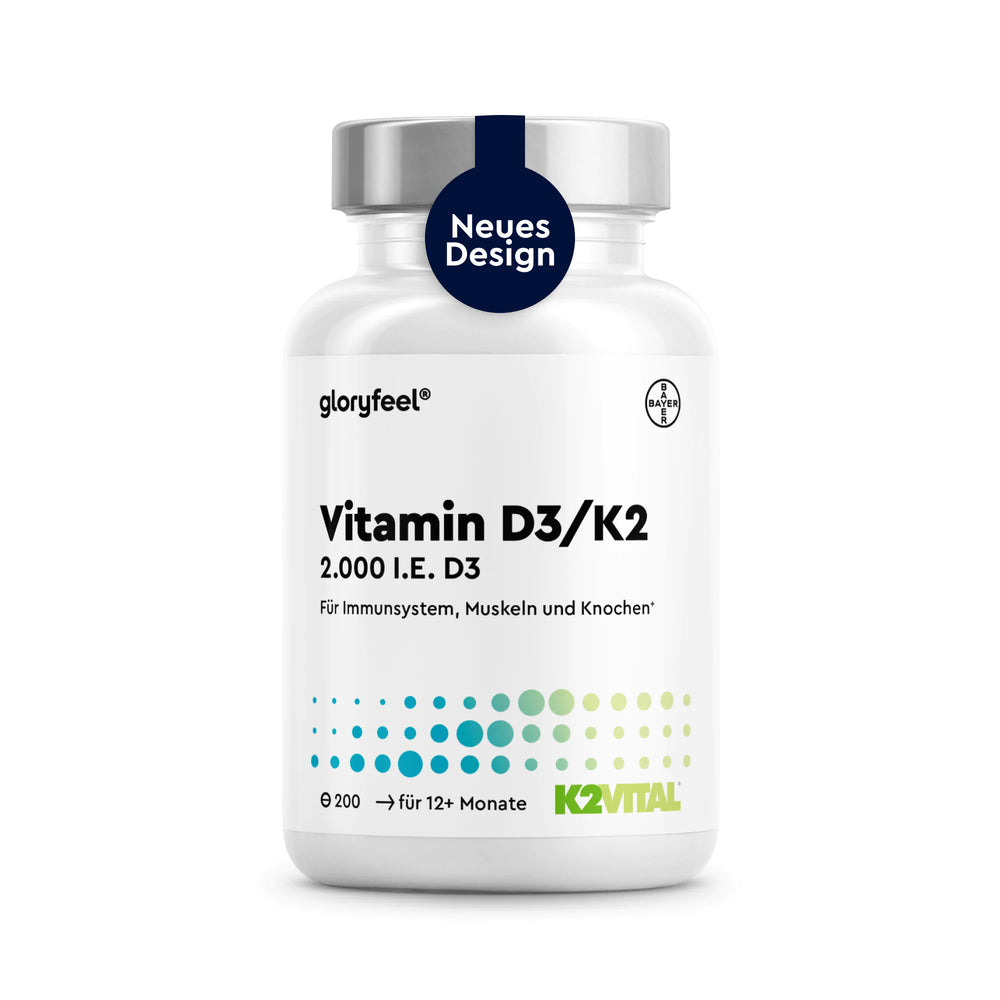 Eine weiße Flasche GLORYFEEL Vitamin D3/K2 2.000 I.E. Tabletten mit blauem Verschluss, deren Etikett auf die Unterstützung des Immunsystems, der Muskeln und der Knochen hinweist. Auf der Oberseite befindet sich ein Aufkleber mit der Aufschrift „Neues Design“. Enthält 200 Kapseln, ausreichend für eine Anwendungsdauer von mehr als 12 Monaten.