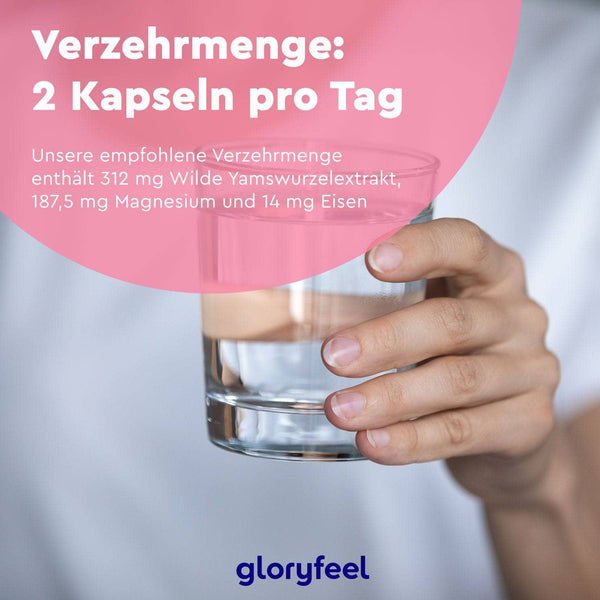 Eine Hand hält ein Glas Wasser, auf dem in deutscher Sprache eine Dosierungsanleitung für Wild Yam Kapseln steht und auf dem die Marke „gloryfeel GmbH“ steht.